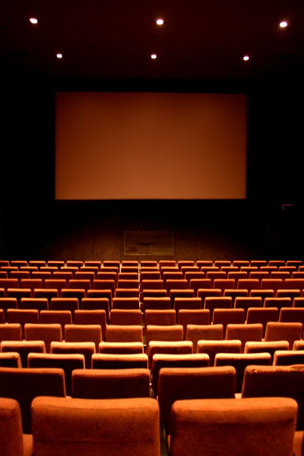 Filmzaal met rode stoelen
