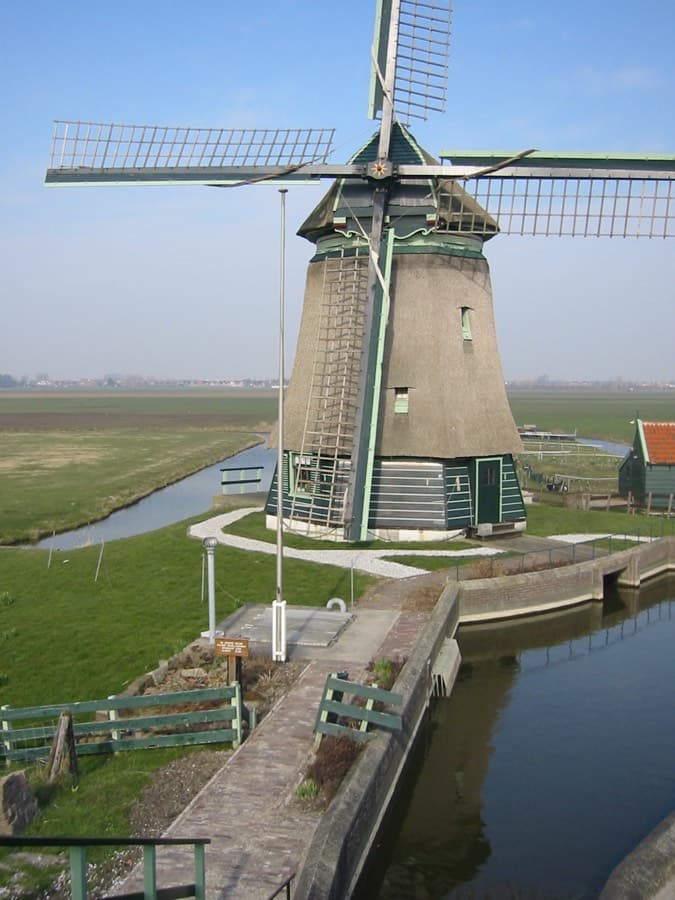 Poldermolen aan het water